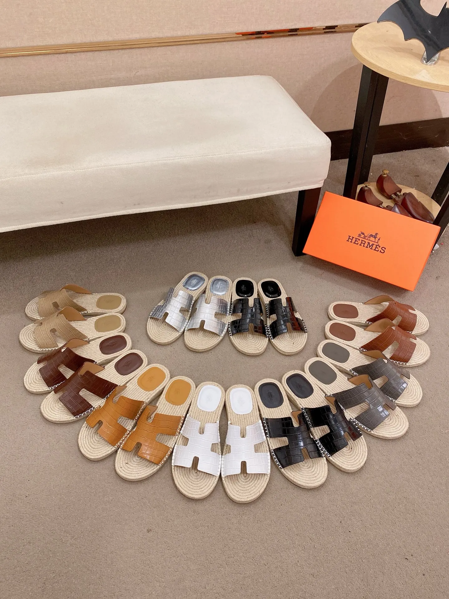 Factory price: 340💰high-end version. "HERMES" Hermès 💁♂️Men's casual slippers, compare the quality at the counter🧚🏿♂️ The upper is made of cowhide leather 🐊crocodile pattern workmanship, purely hand-drawn, raw rubber breathable and non-slip outsole, the inner is breathable and comfortable lambskin, the density is 100% comfortable, the original rubber outsole is wear-resistant and has a code number of 38-44. Can be customized 45-46-47💥🏆